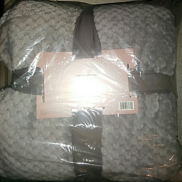 Limited Edition Plush Throw - Picture 2 of 2